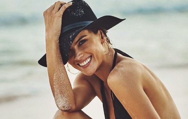 Она идеальна: Алессандра Амбросио в мини-шортах блеснула стройными ножками и железным прессом