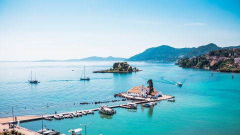 Бухти, пляжі та венеціанська спадщина: чим цікавий Корфу - улюблений курорт італійців в Греції