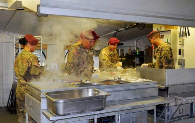 Украинские военные в Яворове питаются из общей кухни с американцами, - Аваков