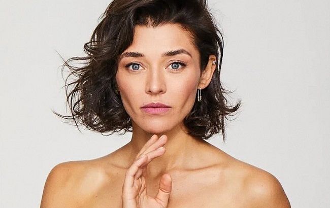 Зірка "Орла и Решки" у сукні в білизняному стилі блиснула довгими стрункими ніжками