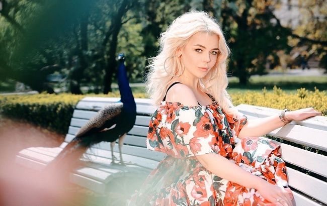 Спокуслива "зайчик": Аліна Гросу в шкіряній масці розбурхала мережу