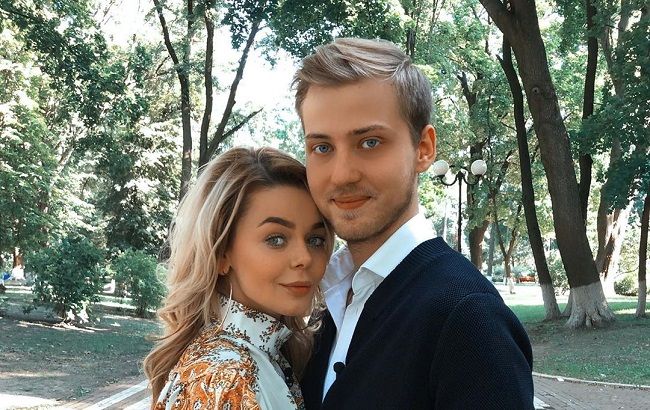 Стильная монашка: Алина Гросу в необычном образе вышла в свет с мужем