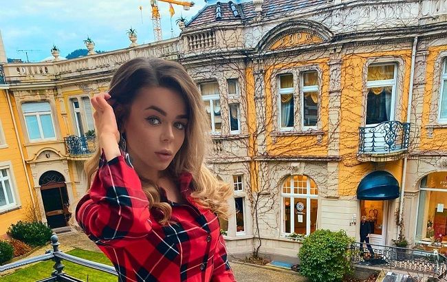 Сама элегантность: Алина Гросу очаровала ярким луком в красных тонах