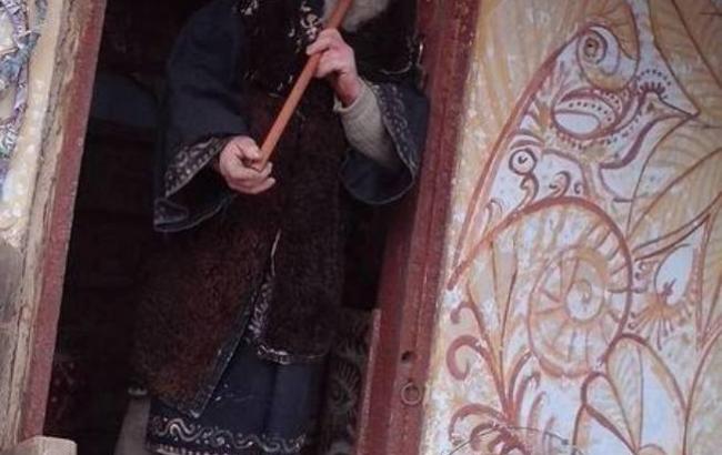 Киевский скульптор превратил сельские хаты в арт-объекты