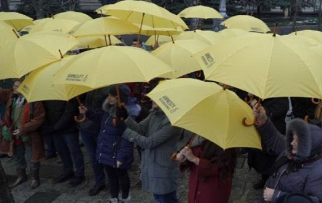 Под желтыми зонтами: в Киеве стартовал марафон за права репрессируемых крымчан