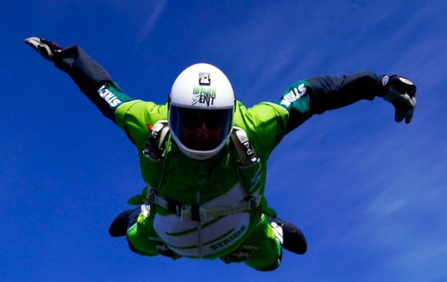Американець вперше в історії здійснив стрибок з висоти 7,6 кілометра без парашута