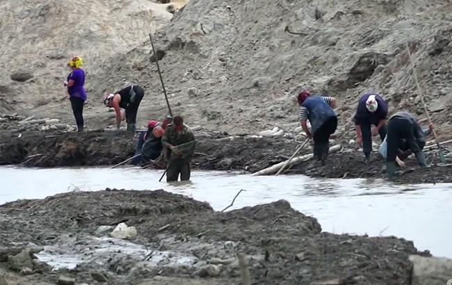 "Сотни людей": соцсети поразили масштабы добычи янтаря в Ровенской области