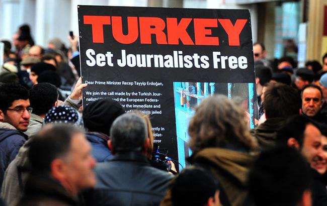 В Турции 15 журналистов Cumhuriyet получили тюремные сроки за связи с Гюленом