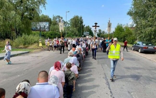 Неконтрольована маса. Близько 5 000 вірян всупереч забороні йдуть у Почаїв