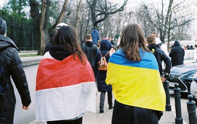 Скільки поляків досі згодні допомагати українцям: нове опитування