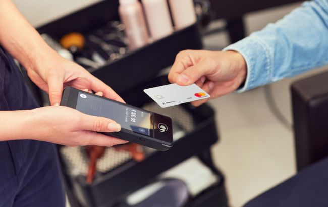 Не снимайте наличные. Офис президента призвал рассчитываться карточками