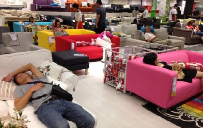 Посетителям IKEA в Пекине запретили спать в магазине