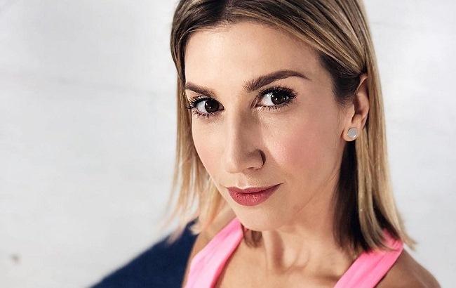 Аніта Луценко в незвичайному платті блиснули спортивними ніжками