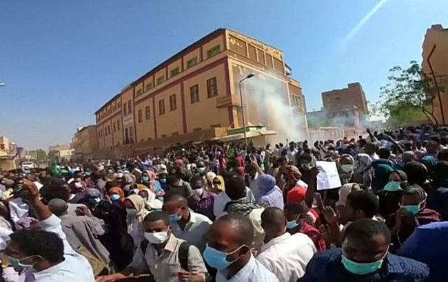 В Судане полиция разгоняет протесты слезоточивым газом, есть погибшие