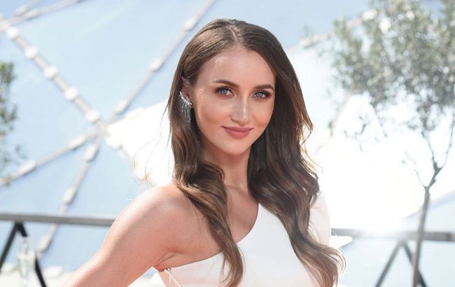 Назад в будущее: стильная Анна Ризатдинова восхитила "космическим" фото