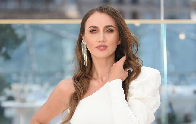 "Образ чистой красоты": Ризатдинова покорила божественной красотой в облегающем белом платье
