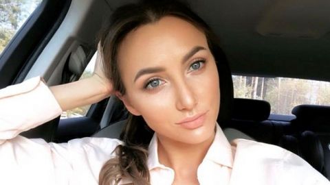 Удобно ездить в трамвае: Анна Ризатдинова поразила идеальным вертикальным шпагатом