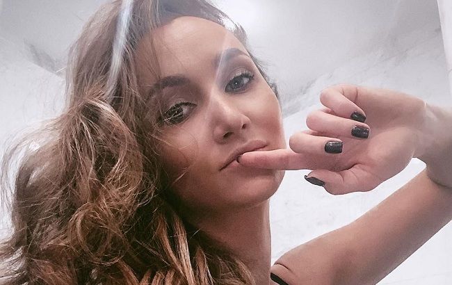 Черный лебедь: Анна Ризатдинова показала, как принимает грязевые ванны на Мертвом море