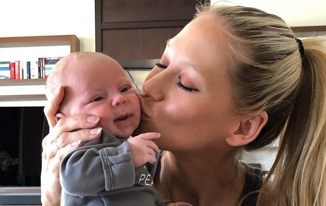 Мамина радість: Анна Курнікова розчулила мережу рідкісним фото з 2-місячною дочкою