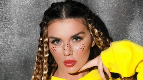 Разделась и легла на травку: Анна Седокова сверкнула аппетитным бюстом на жарком фото