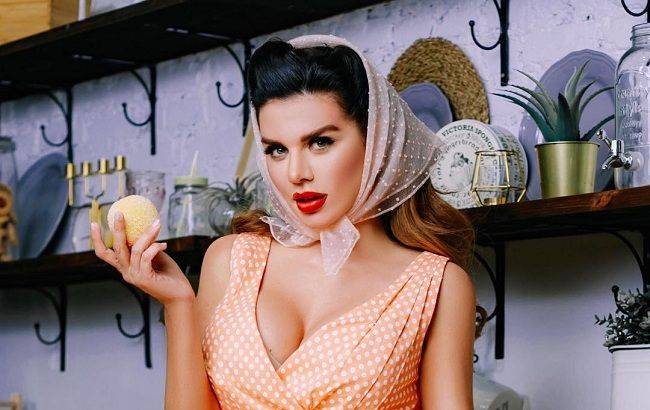 Грустненьких девочек не любят: Седокова в бюстгальтере задумалась о счастье