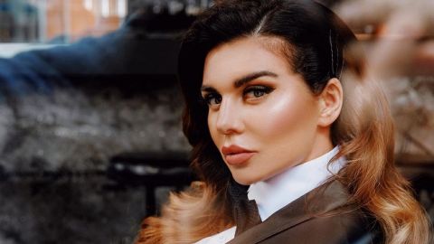 Золото і бахрома: Анна Сєдокова похизувалася ефектним весняним "луком"