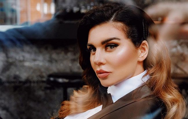 Золото і бахрома: Анна Сєдокова похизувалася ефектним весняним "луком"