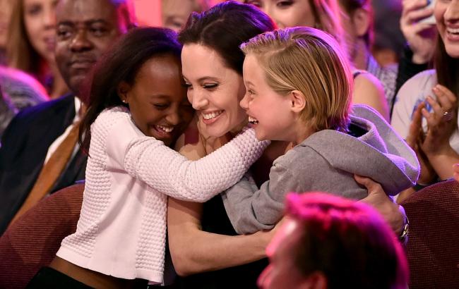 Биологическая мать дочери Джоли просит о встрече с ребенком