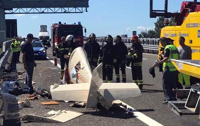 В Италии самолет упал на автостраду