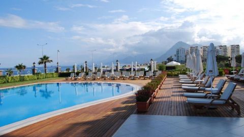 "Могут закрыть границы": что будет с турами на курорты Турции на пике сезона