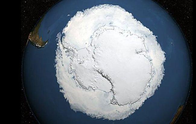 В Антарктиде обнаружили стокилометровую трещину