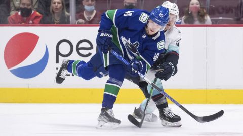 Шесть хоккеистов напрасно боролись за шайбу-фантом: курьез дня в НХЛ