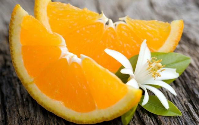 Апельсини, яйця і квасоля: дієтологи розповіли, як не переїдати в холоди