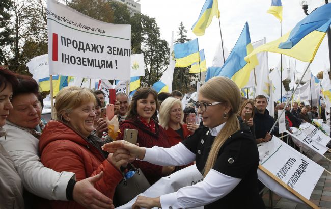 Тимошенко призвала аграриев не допустить распродажи земли