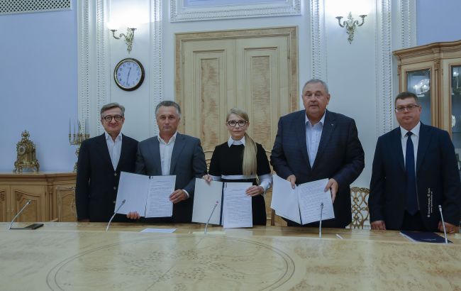 Тимошенко подписала меморандум с объединениями транспортников
