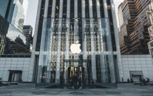 Єврокомісія почала розслідування проти Apple