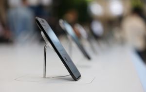 Покажут iPhone 17e и новый MacBook? Тим Кук анонсировал "большую неделю"