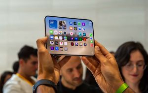 "Виглядає дуже знайомо". Як бренди-конкуренти потролили новий iPhone Duo
