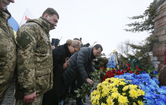 Тимошенко разом із військовими та "кіборгами" вшанувала подвиг Героїв Крут