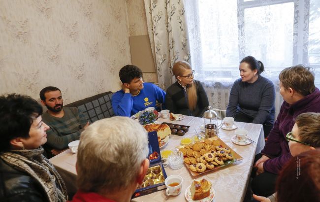 Тимошенко обіцяє мир, відроджений Донбас і захист переселенців