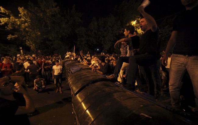 У центрі Єревана залишаються близько 20 тис. учасників протесту