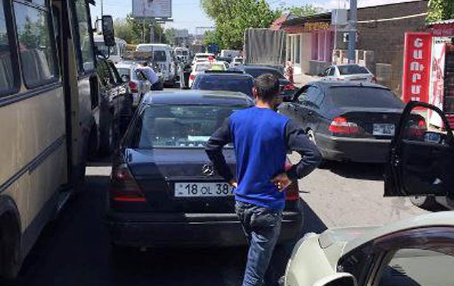 Протестувальники у Вірменії перекрили дорогу в столичний аеропорт "Звартноц"
