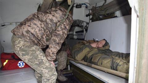 Поранили дівчину-медика: бойовики обстріляли реанімобіль з українськими військовими (фото)