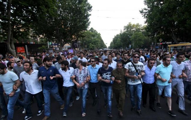 Протесты в Ереване: журналистов российского канала "Звезда" выгнали с площади