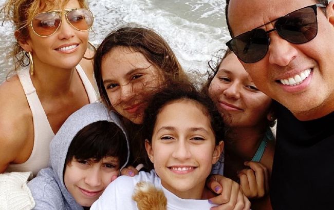 Все в сборе: Дженнифер Лопес растрогала теплым семейным фото с мужем и детьми