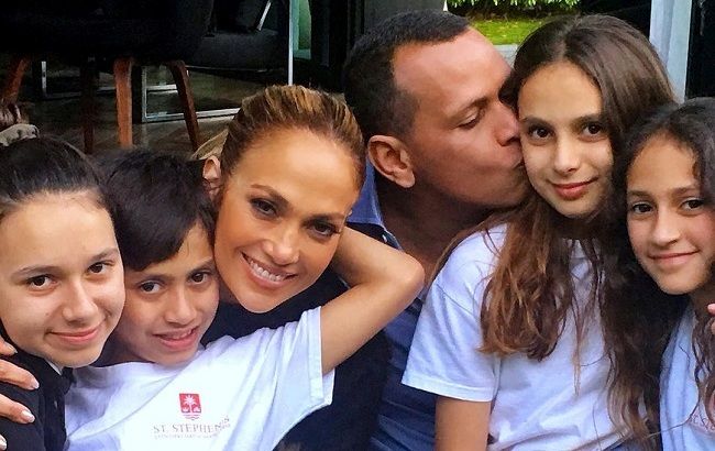Идеальная семья: Дженнифер Лопес трогательно поздравила дочь Алекса Родригеса с днем рождения