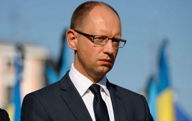 Яценюк одобрил действия Авакова и Чечеткина при пожаре на нефтебазе под Киевом