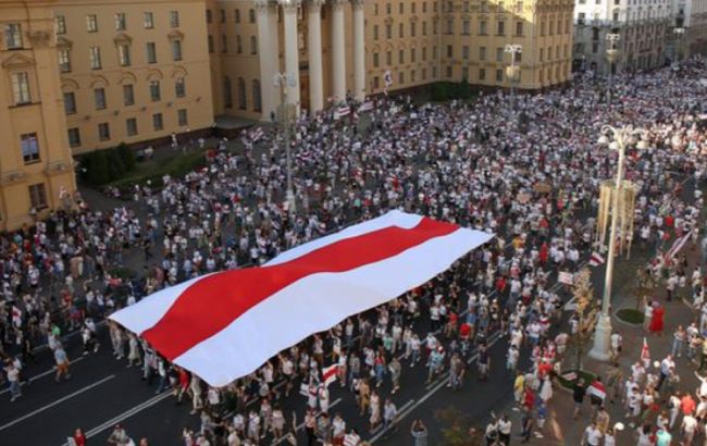 На здании КГГА вывесили флаг участников протестов в Беларуси