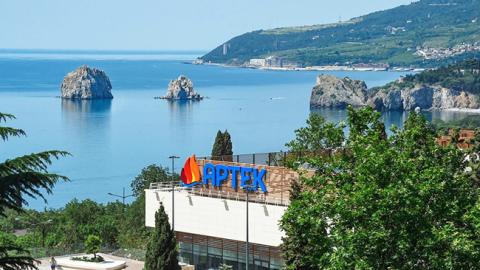 Зірки популярних серіалів приїхали в окупований Крим (фото)