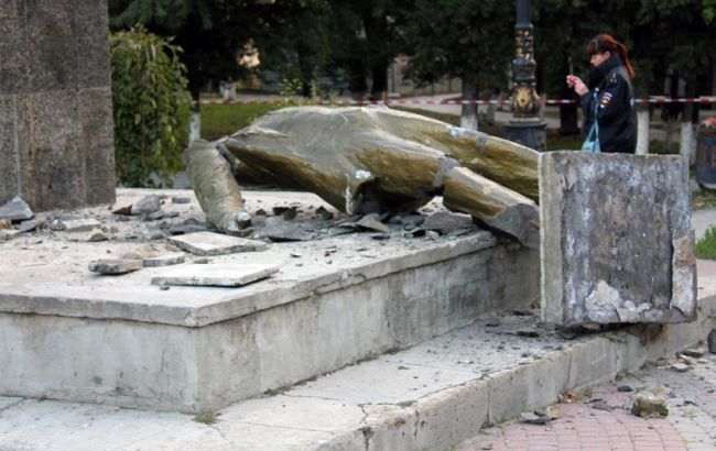 В Крыму разрушили памятник Ленину